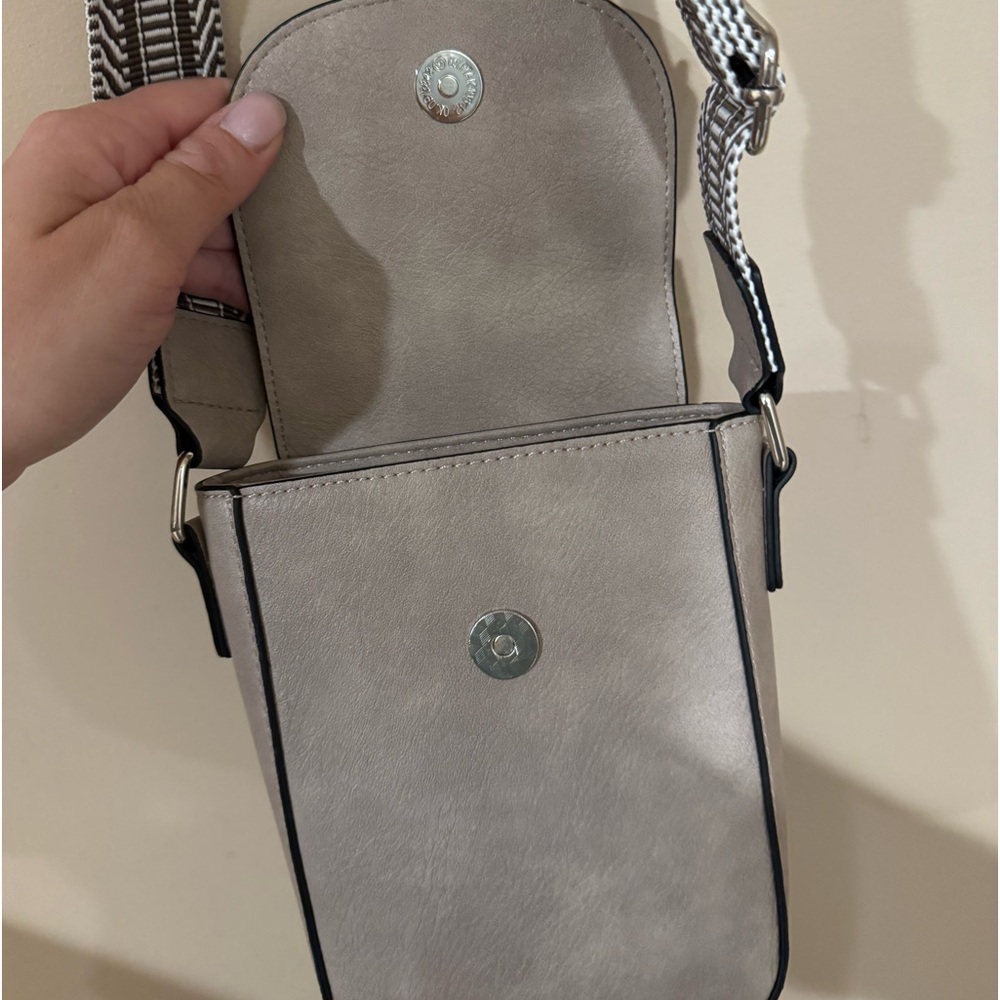 Bostanten Crossbody Bag - Picture 5 of 6